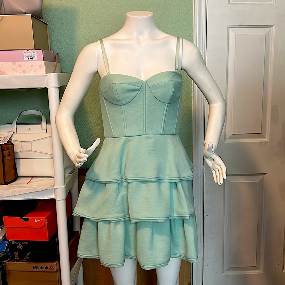 BCBG MAXAZRIA “ Jacklyn” Short dress -Opalinr Green